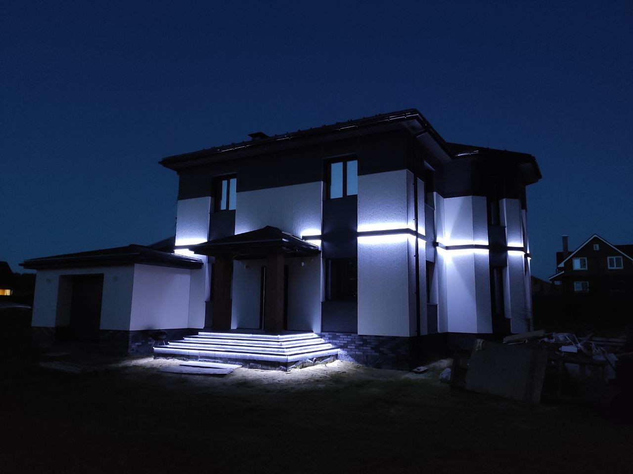 Обложка проекта: Коттеджный дом с линейными светильниками