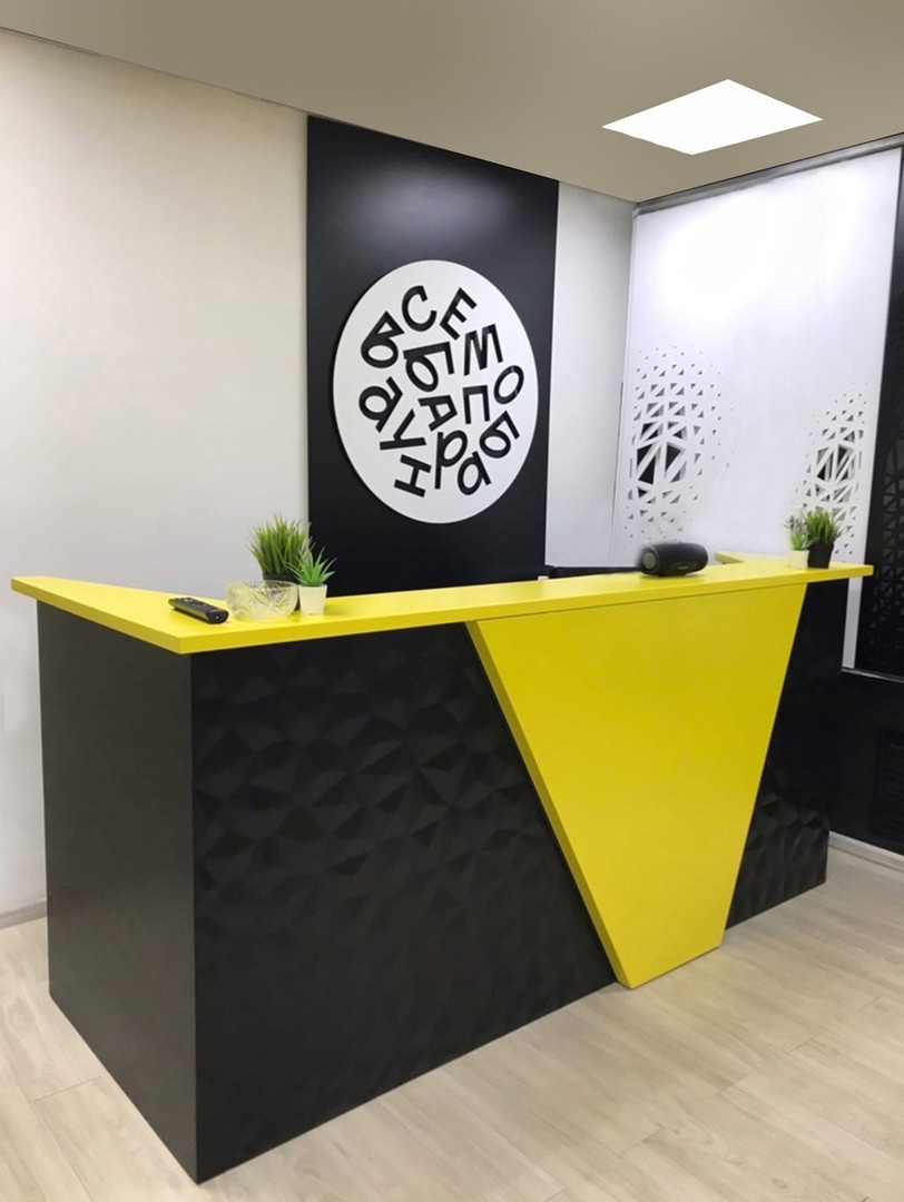 Оформление холла - стойка ресепшн, система хранения, логотип