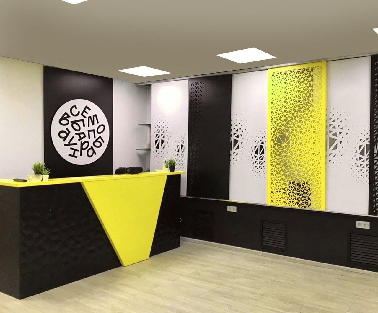 Оформление холла - стойка ресепшн, система хранения, логотип