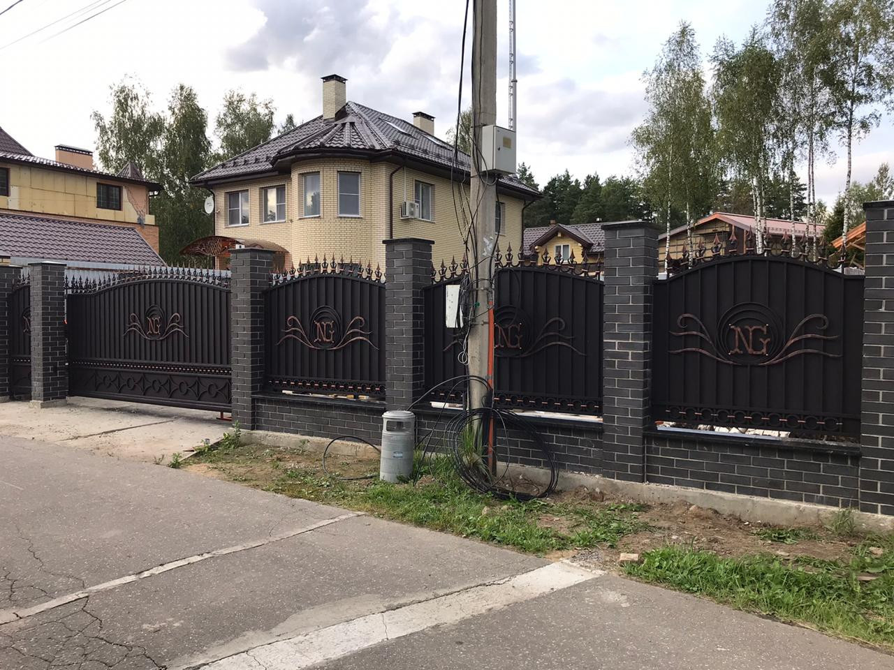 Кованый забор 380 кв.м., откатные ворота 3шт., кованые навесы 3шт.