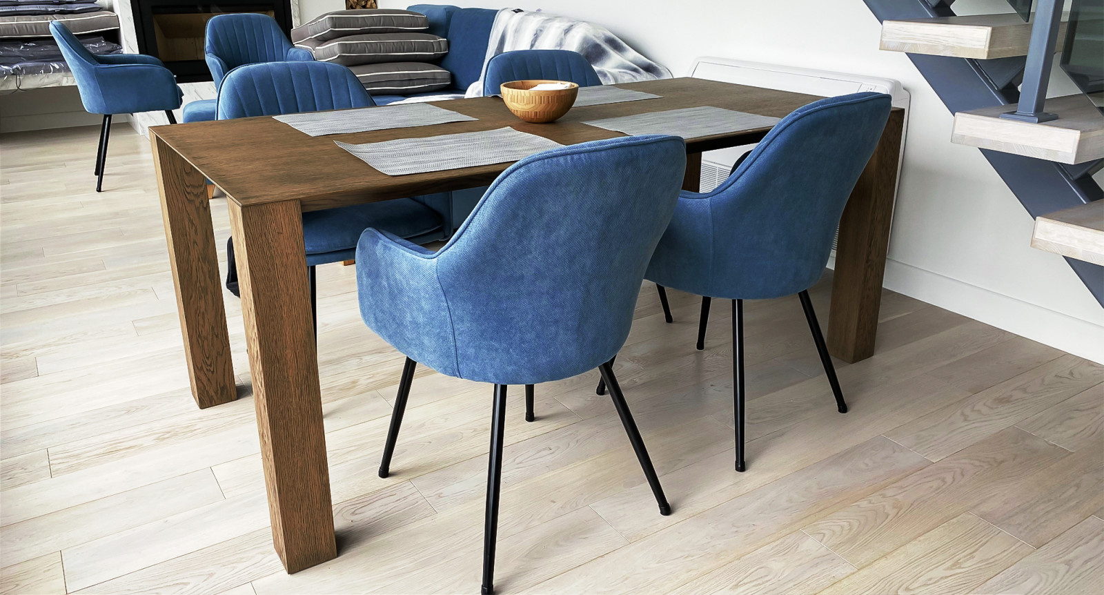 Обеденный стол.