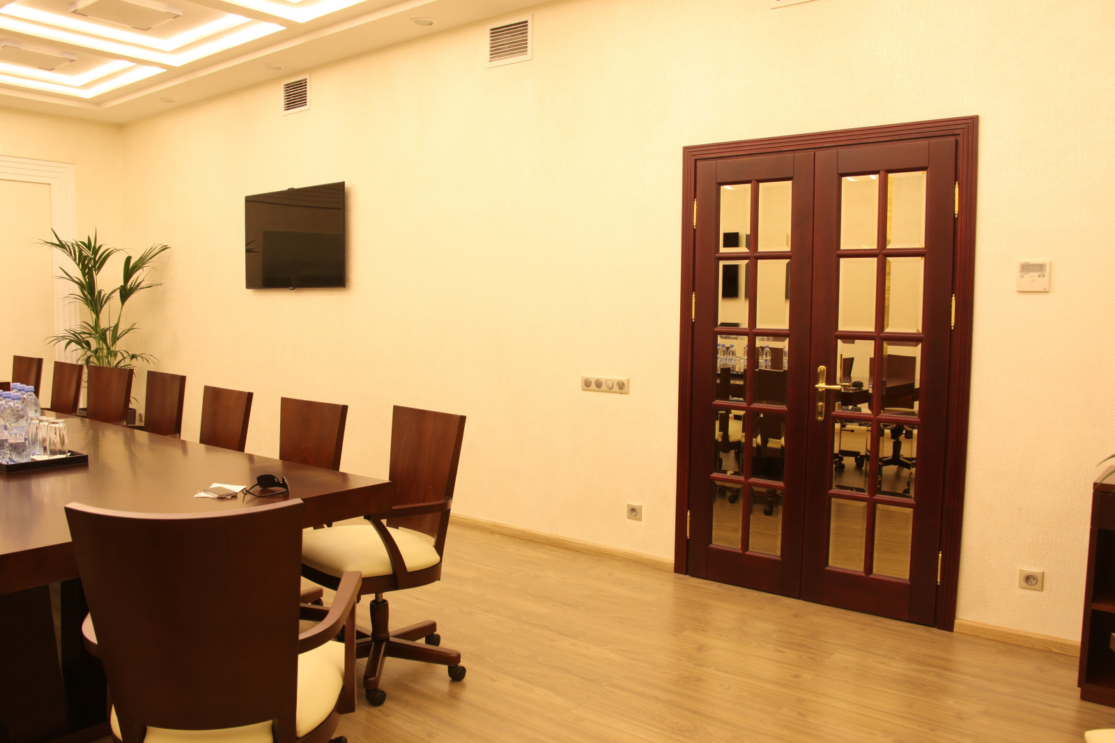 Дирекция спортивного комплекса «Лужники», комната для переговоров.