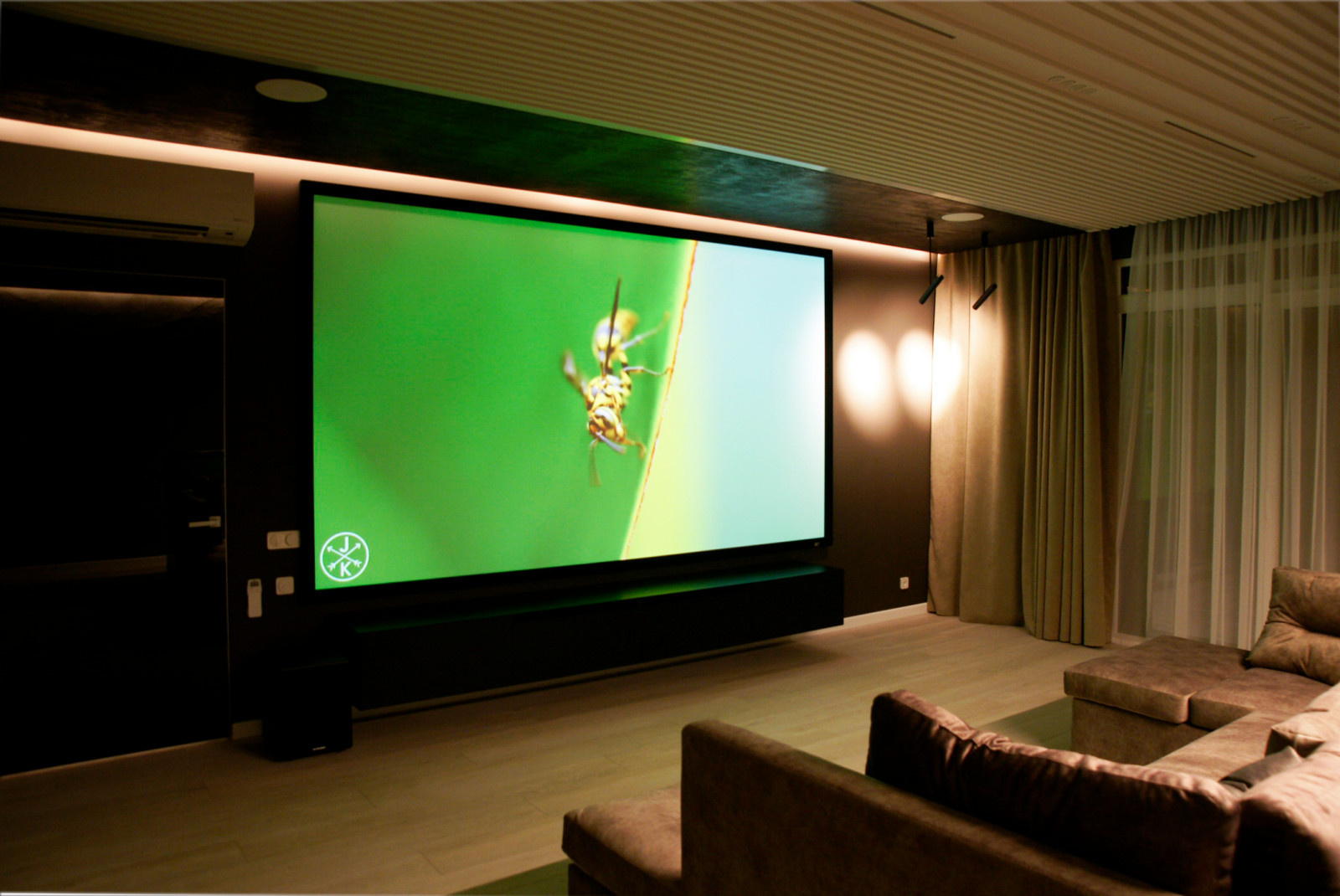 Экран кинотеатра шириной 330 см