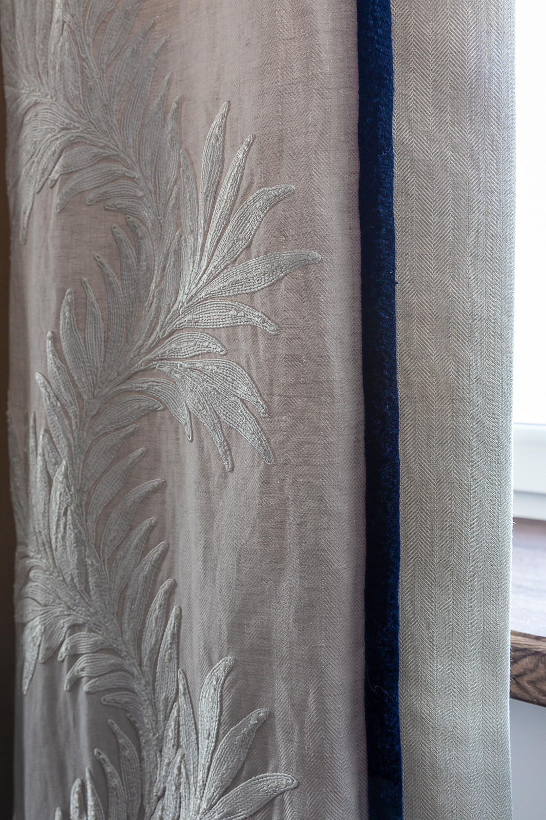 Кант из ткани Morris на портьерах и мягкая тесьма