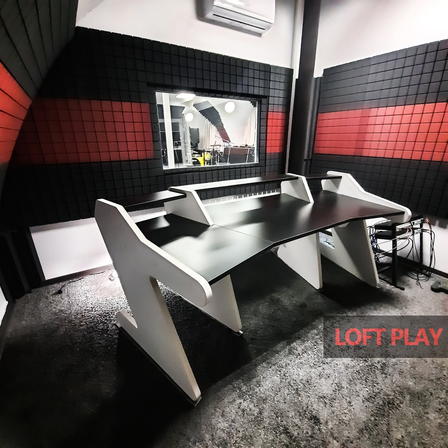 Студийный стол