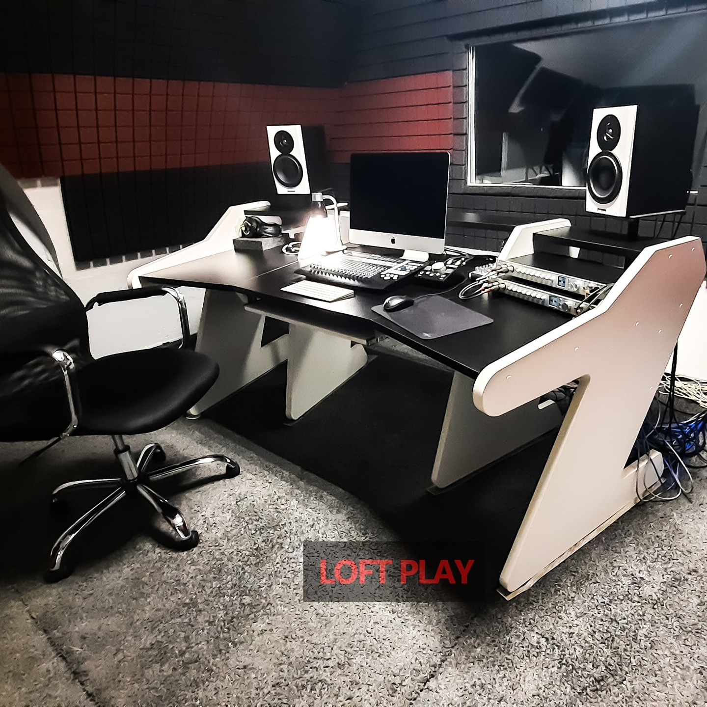 Студийный стол