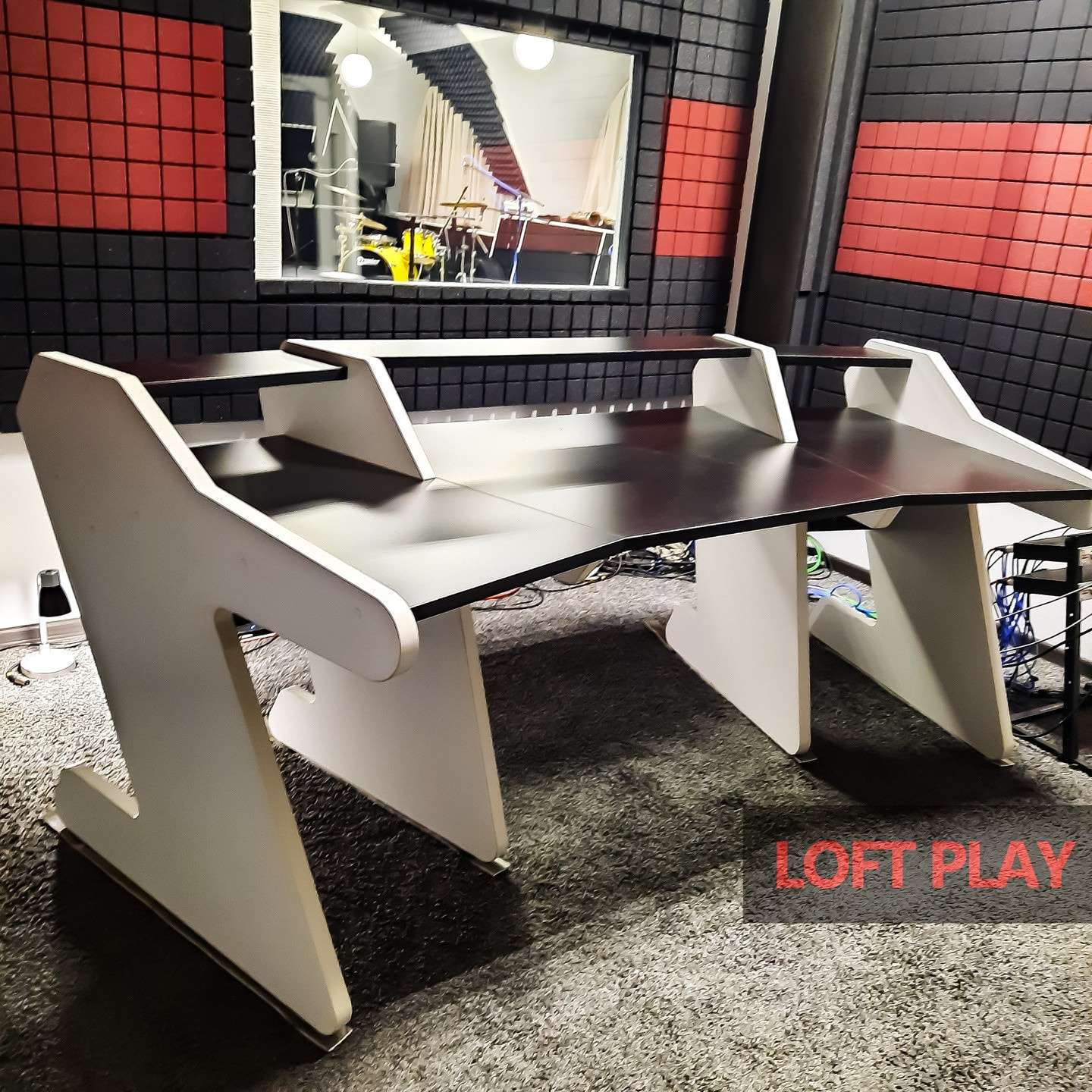 Обложка проекта: Студийный стол