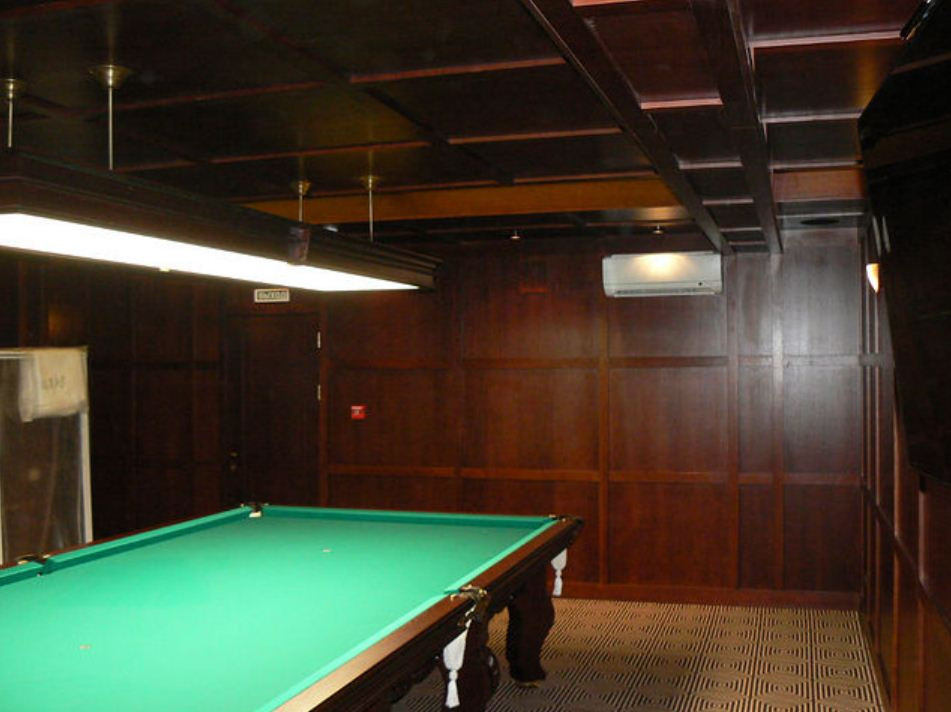billiard room