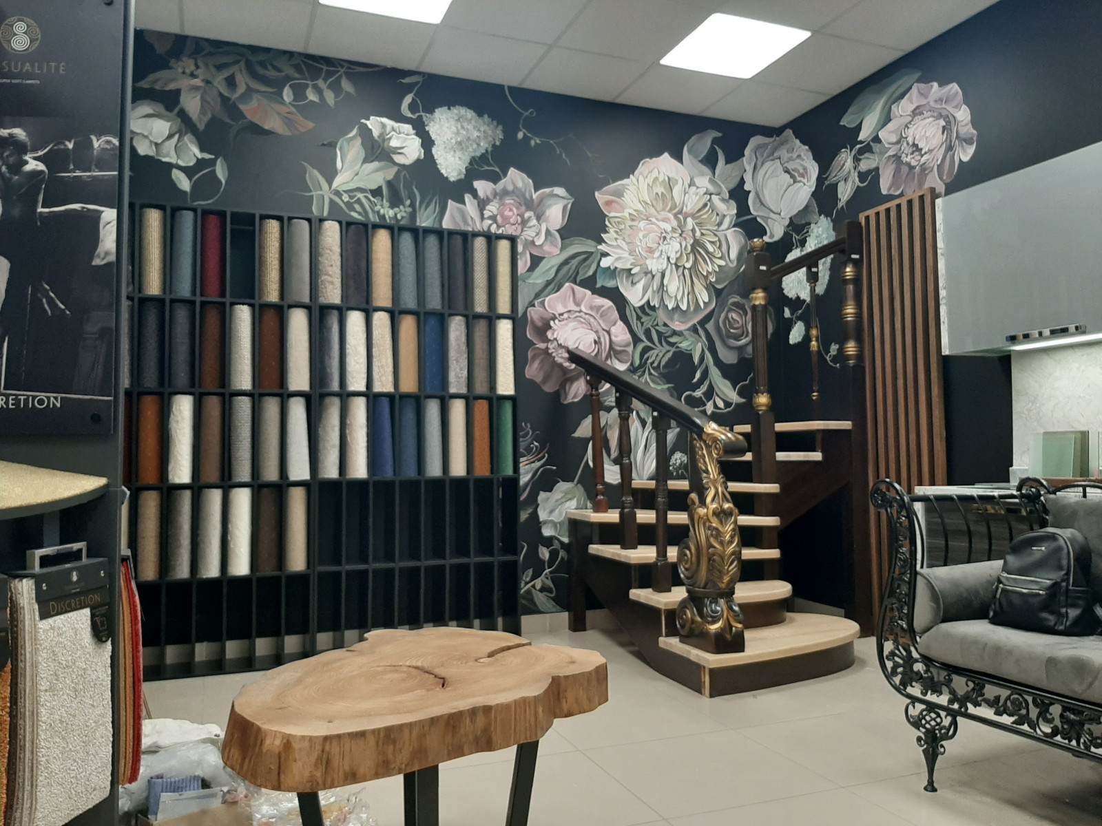 Художественная роспись стен на тему цветы "Пионы"