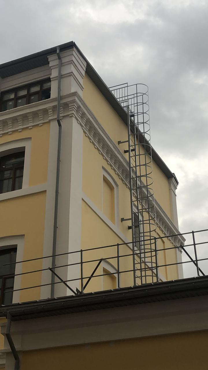 Пожарная лестница для здания в центре Москвы