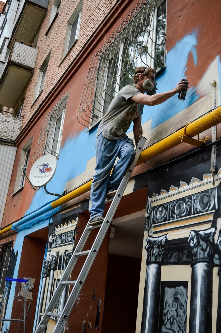 Граффити. Триумфальная арка. Роспись фасада дома.