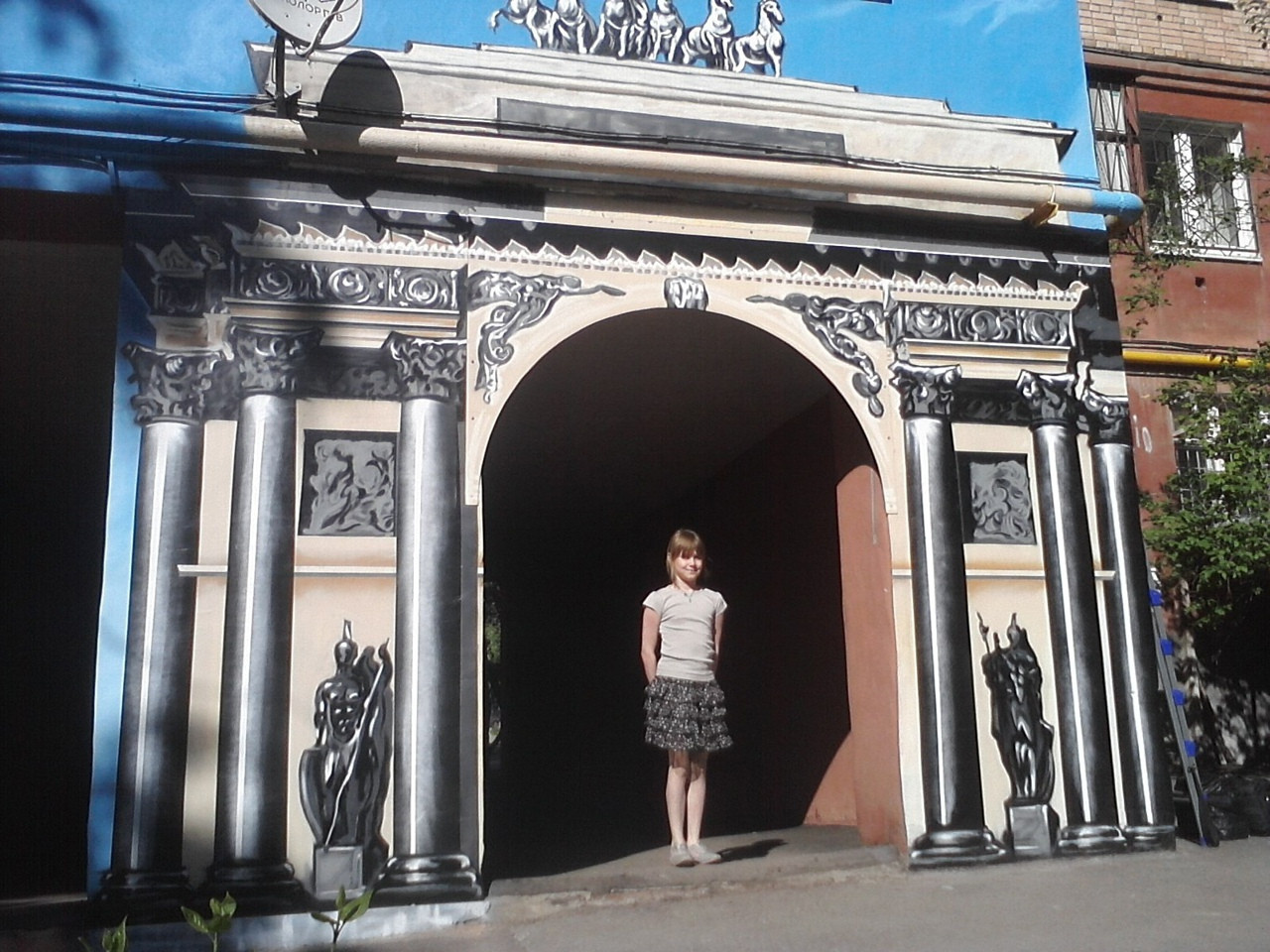 Граффити. Триумфальная арка. Роспись фасада дома.