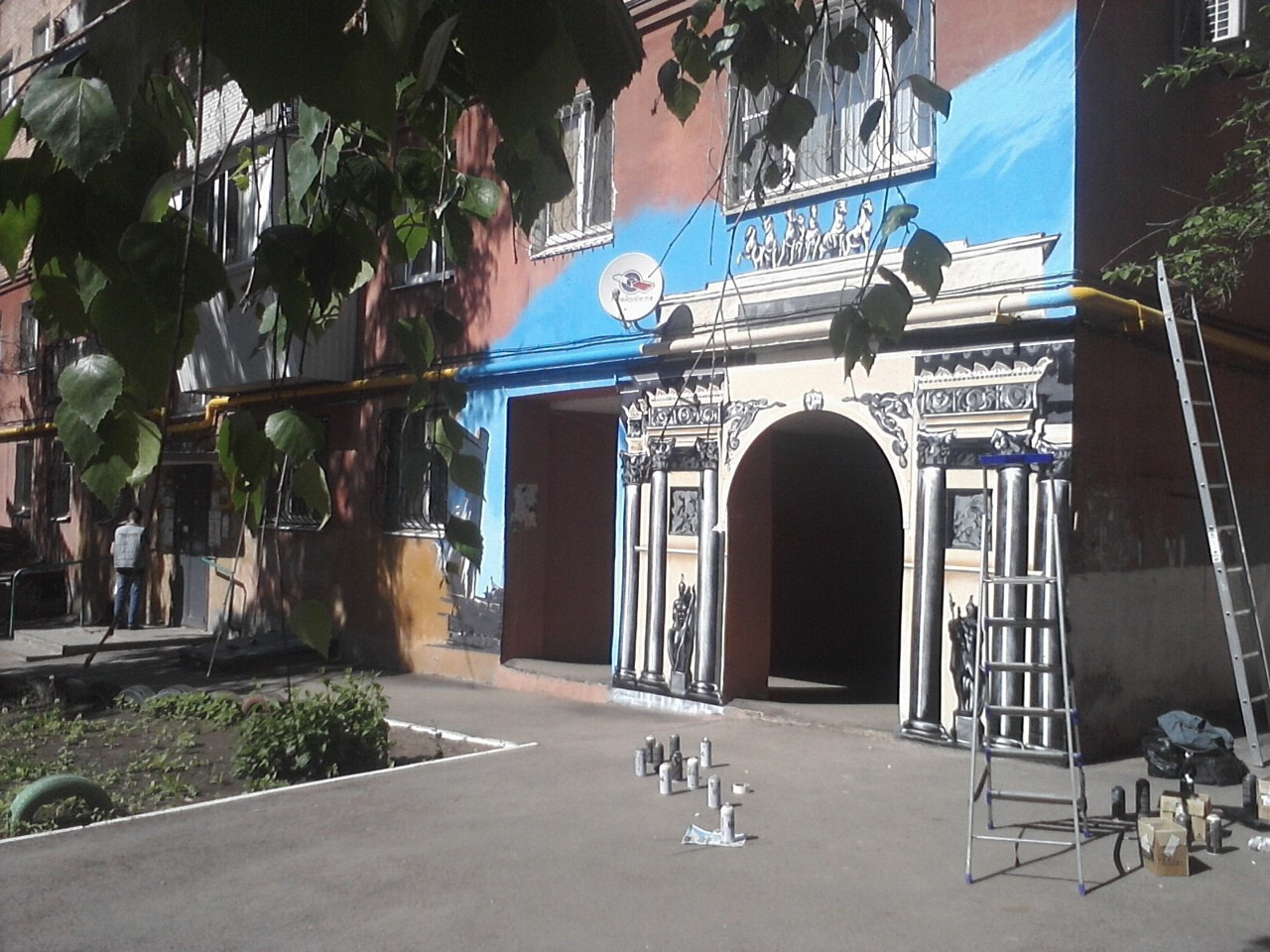 Граффити. Триумфальная арка. Роспись фасада дома.