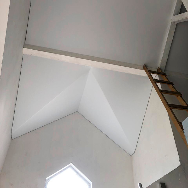 Натяжной потолок в зале