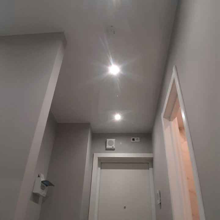 Обложка проекта: Натяжные потолки в новостройке