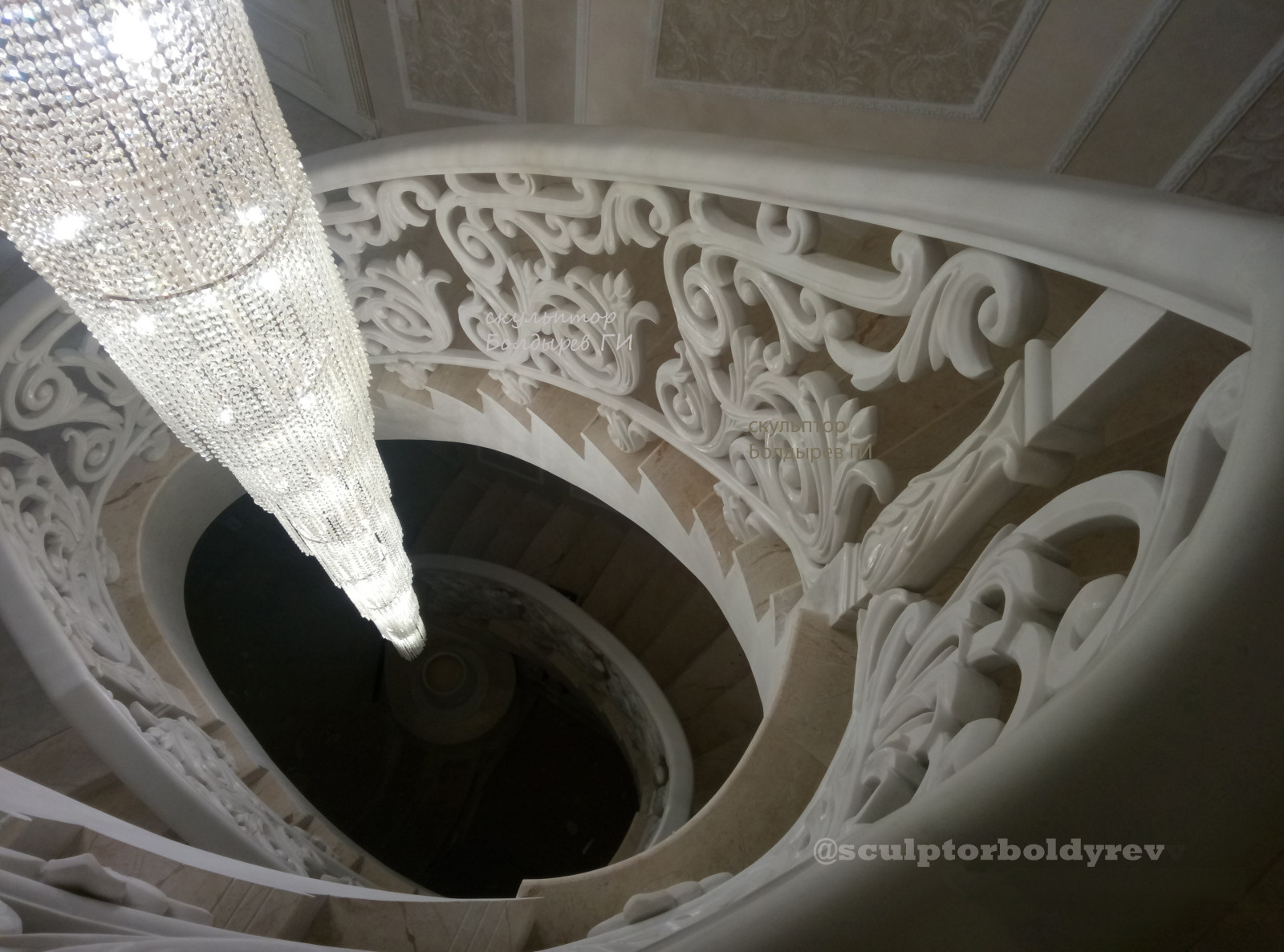 Обложка проекта: Небольшая камерная лестница