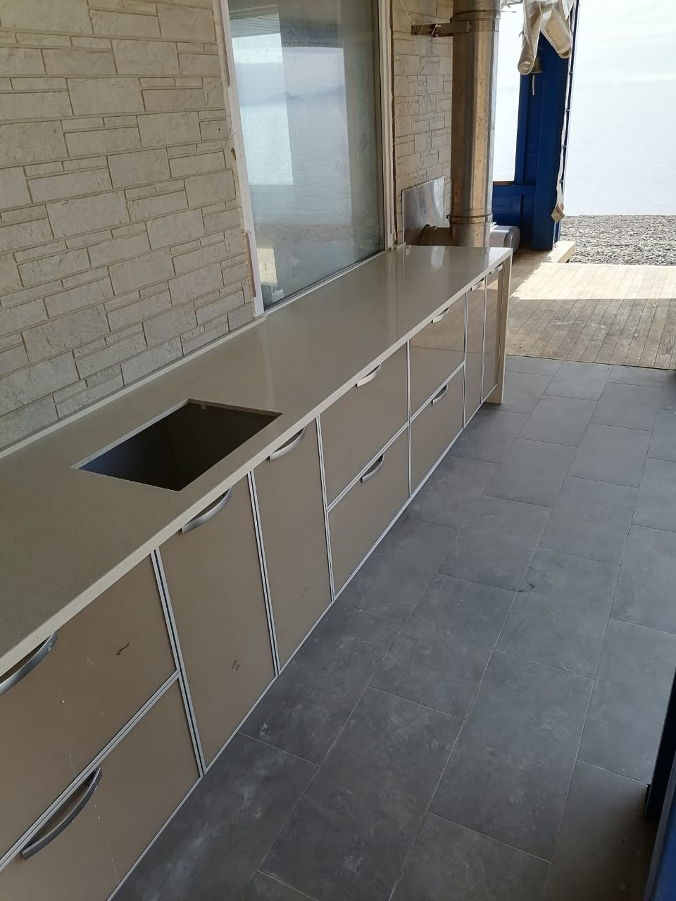 Кухня на открытой веранде о. Русский