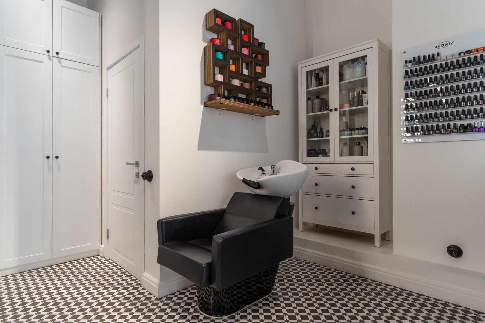 LOGIKA ART-BEAUTY BAR