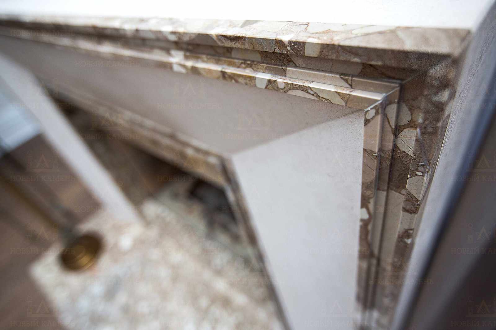 Камин из мрамора