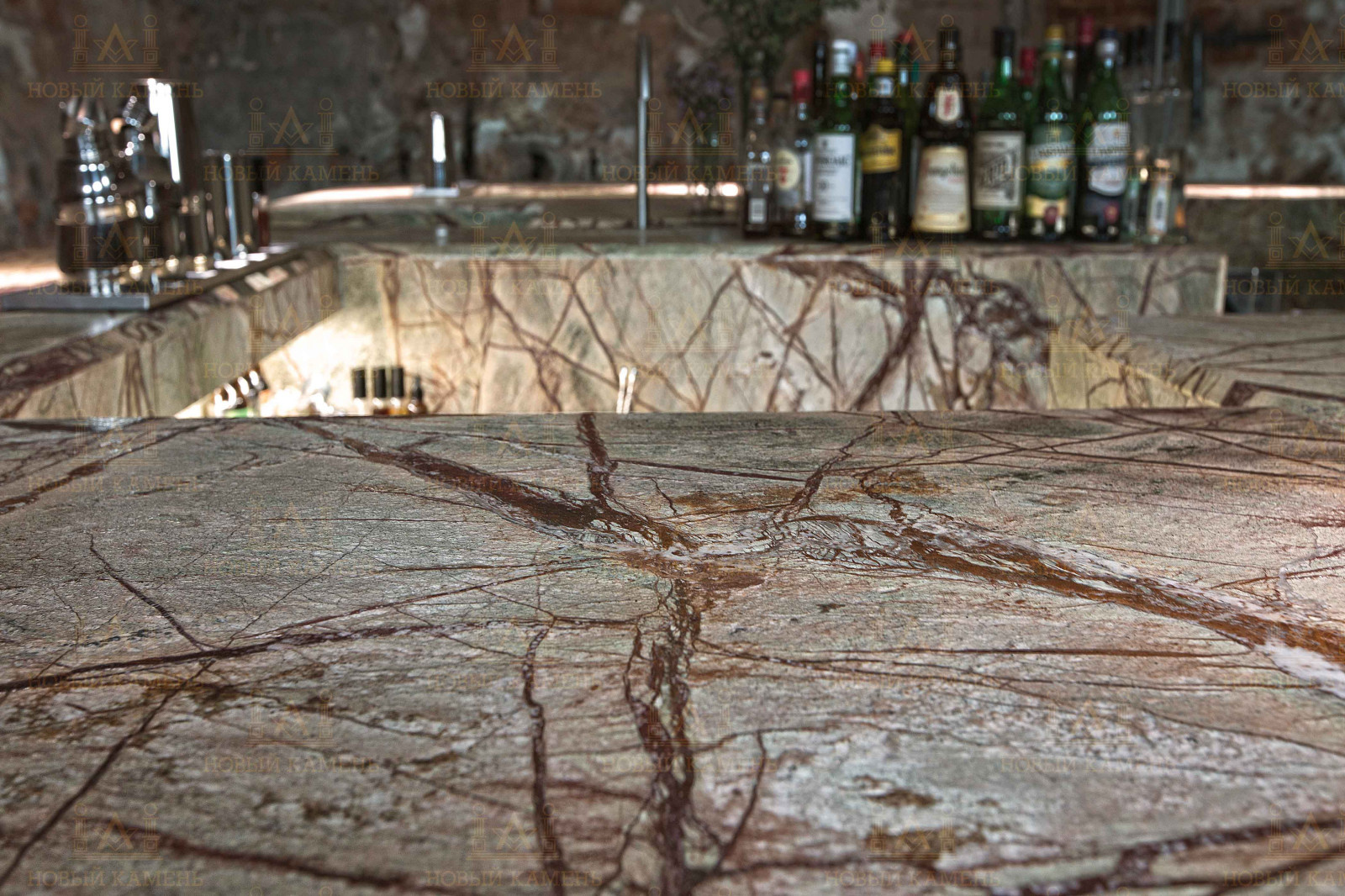 Использование мрамора в баре Hydra