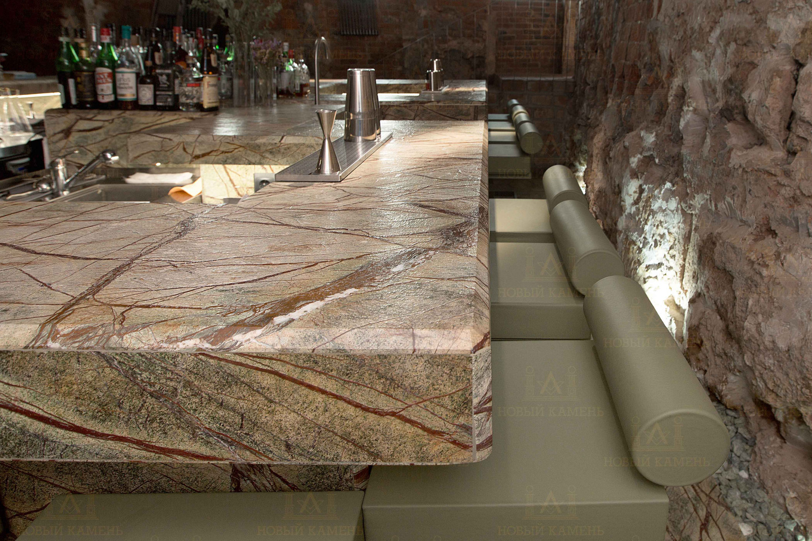 Использование мрамора в баре Hydra