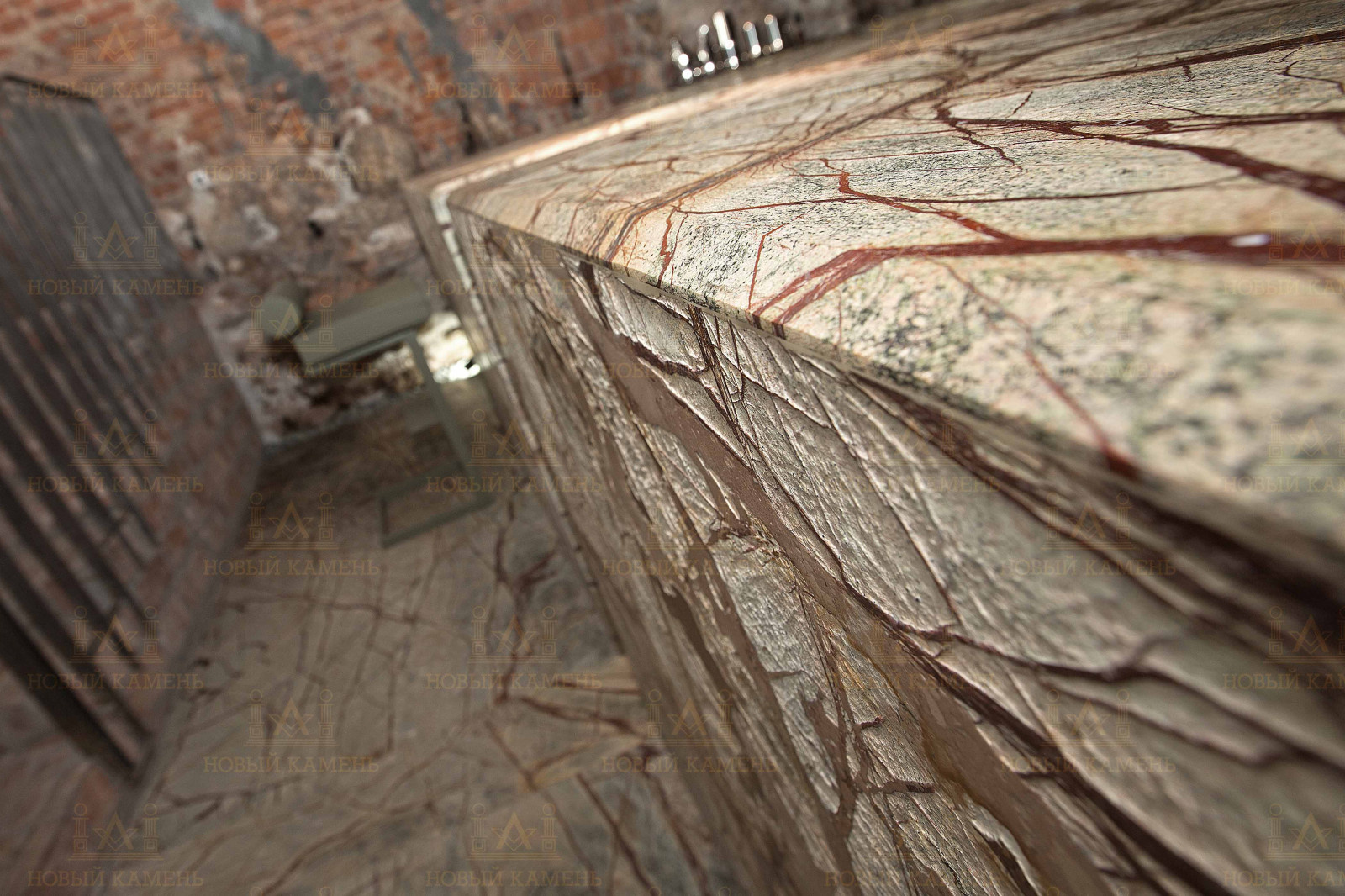 Использование мрамора в баре Hydra