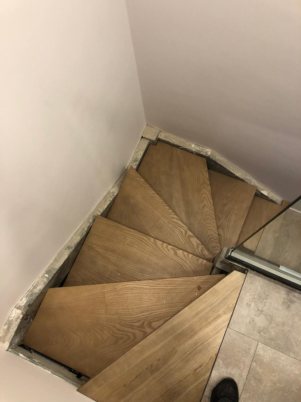 Консольная лестница и цельностеклянные перила второго света в профиле