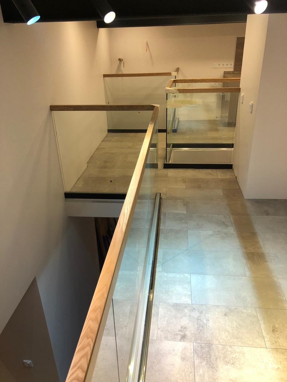 Консольная лестница и цельностеклянные перила второго света в профиле