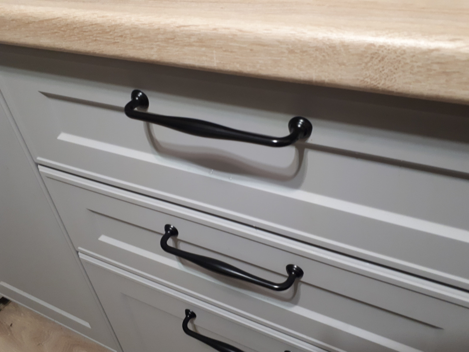 Светло-серая угловая кухня