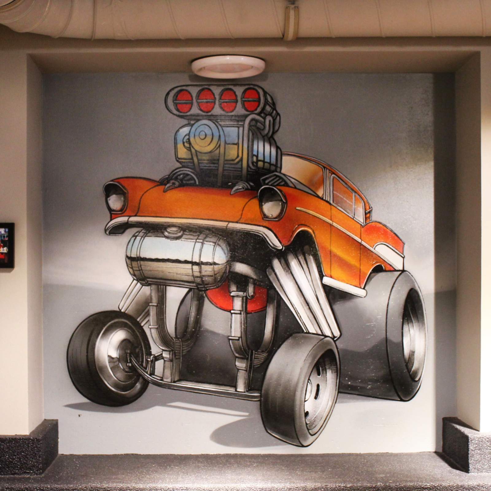Рисунок автомобиля на стене в цокольном этаже.