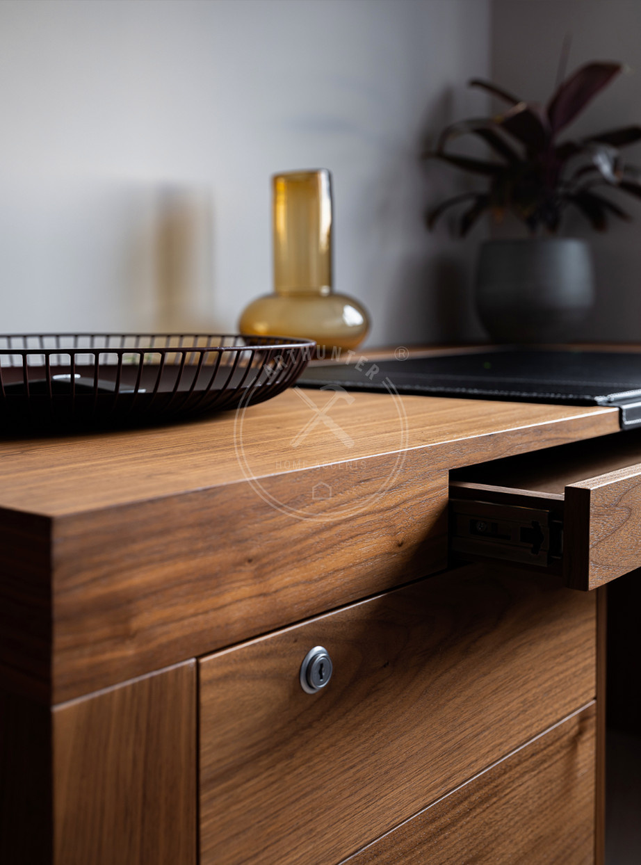 Стол в кабинете