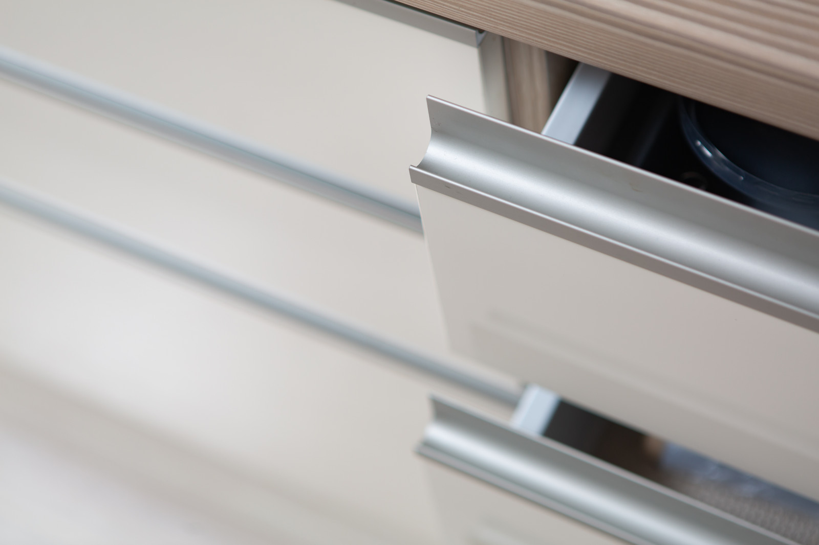 Сдержанная лаконичность современной кухни