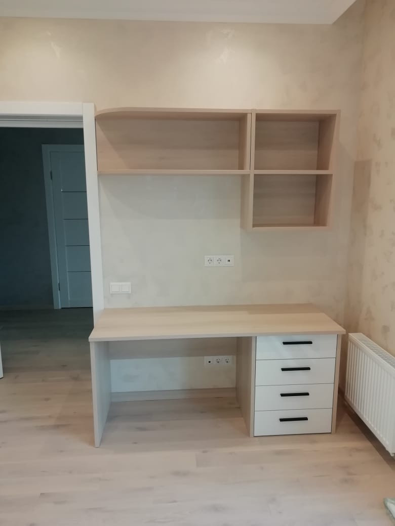Готовый стол рабочий c полкой