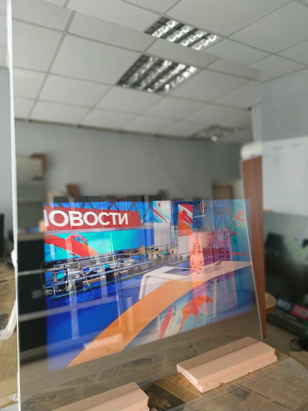 Зеркало ТВ в гостиной