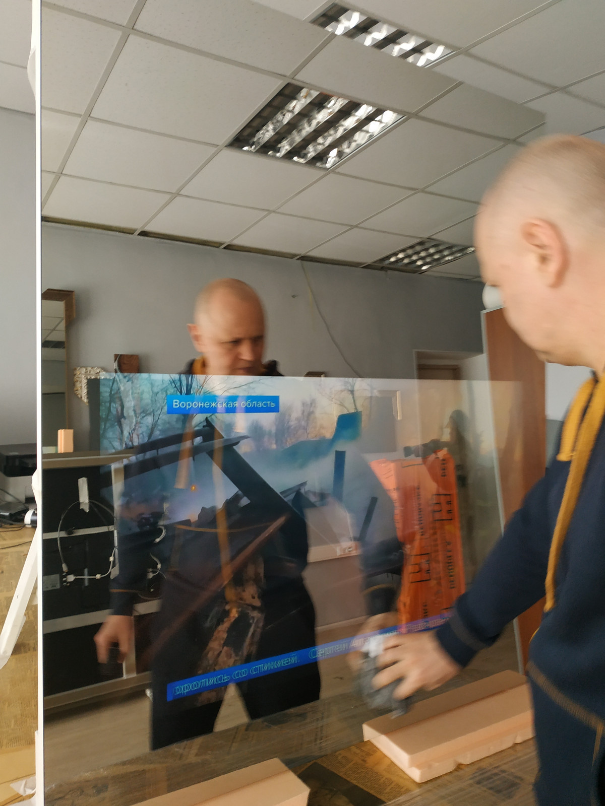 Зеркало ТВ в гостиной