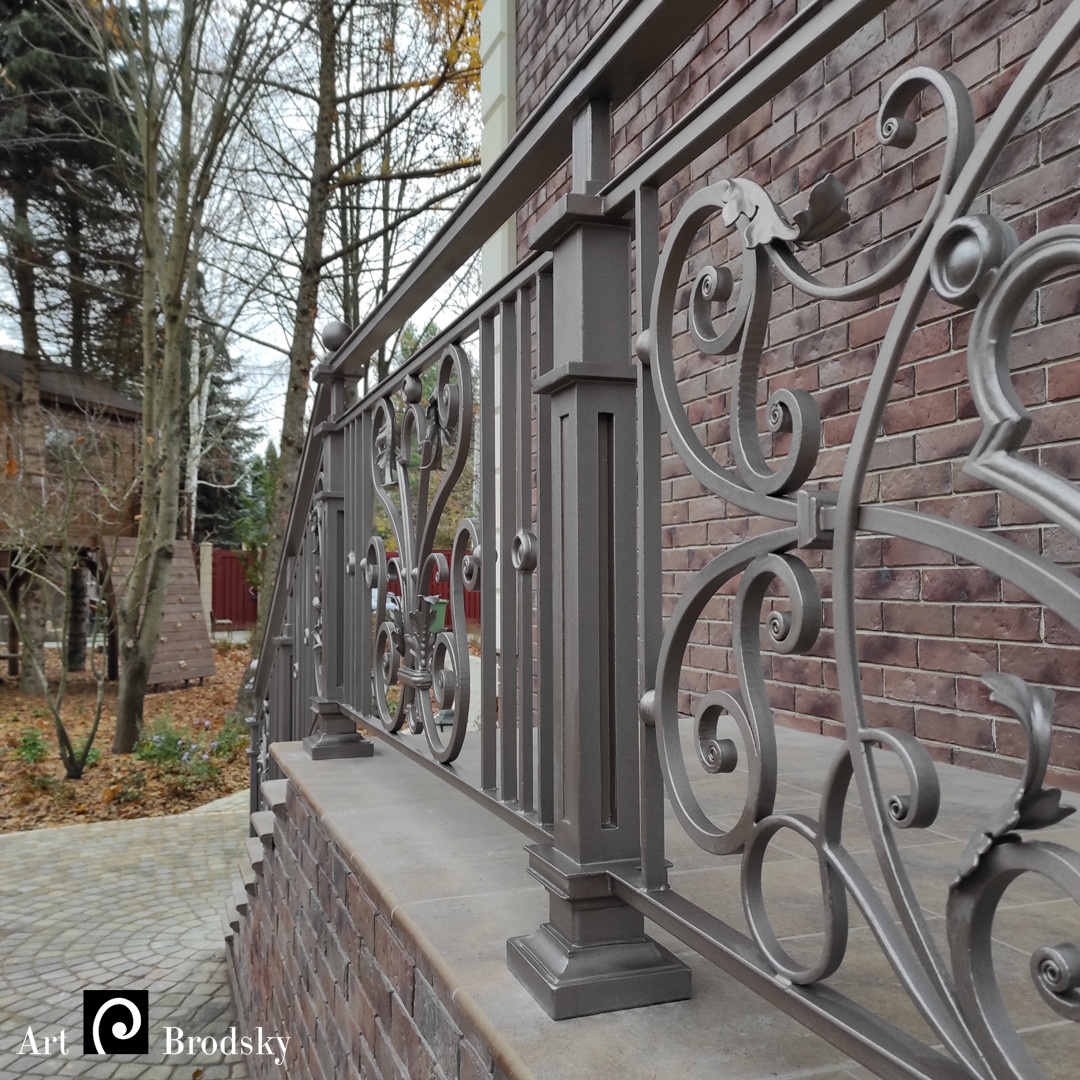 Обложка проекта: Кованые перила в классическом стиле для входной группы