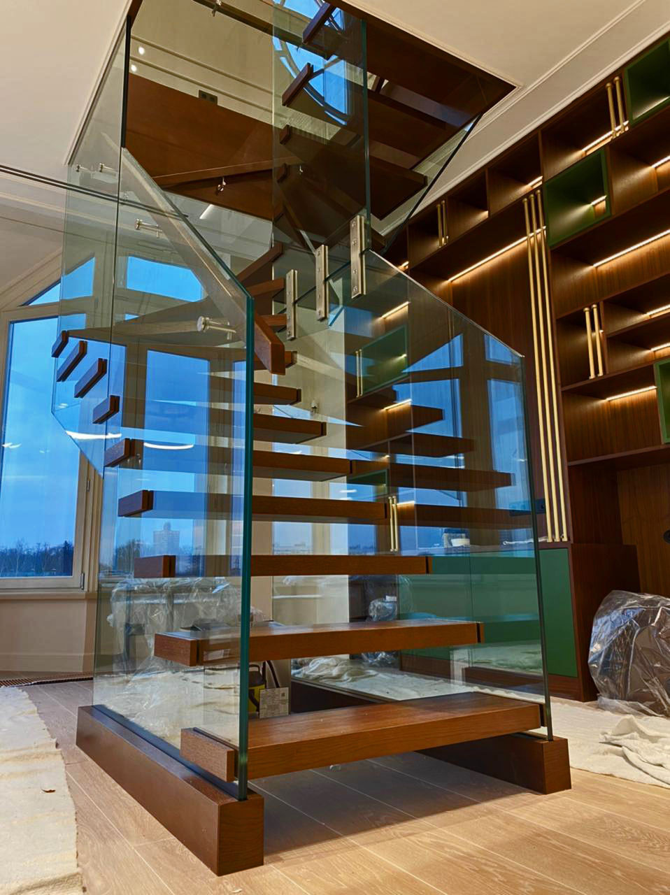 Лестница из стекла и дерева