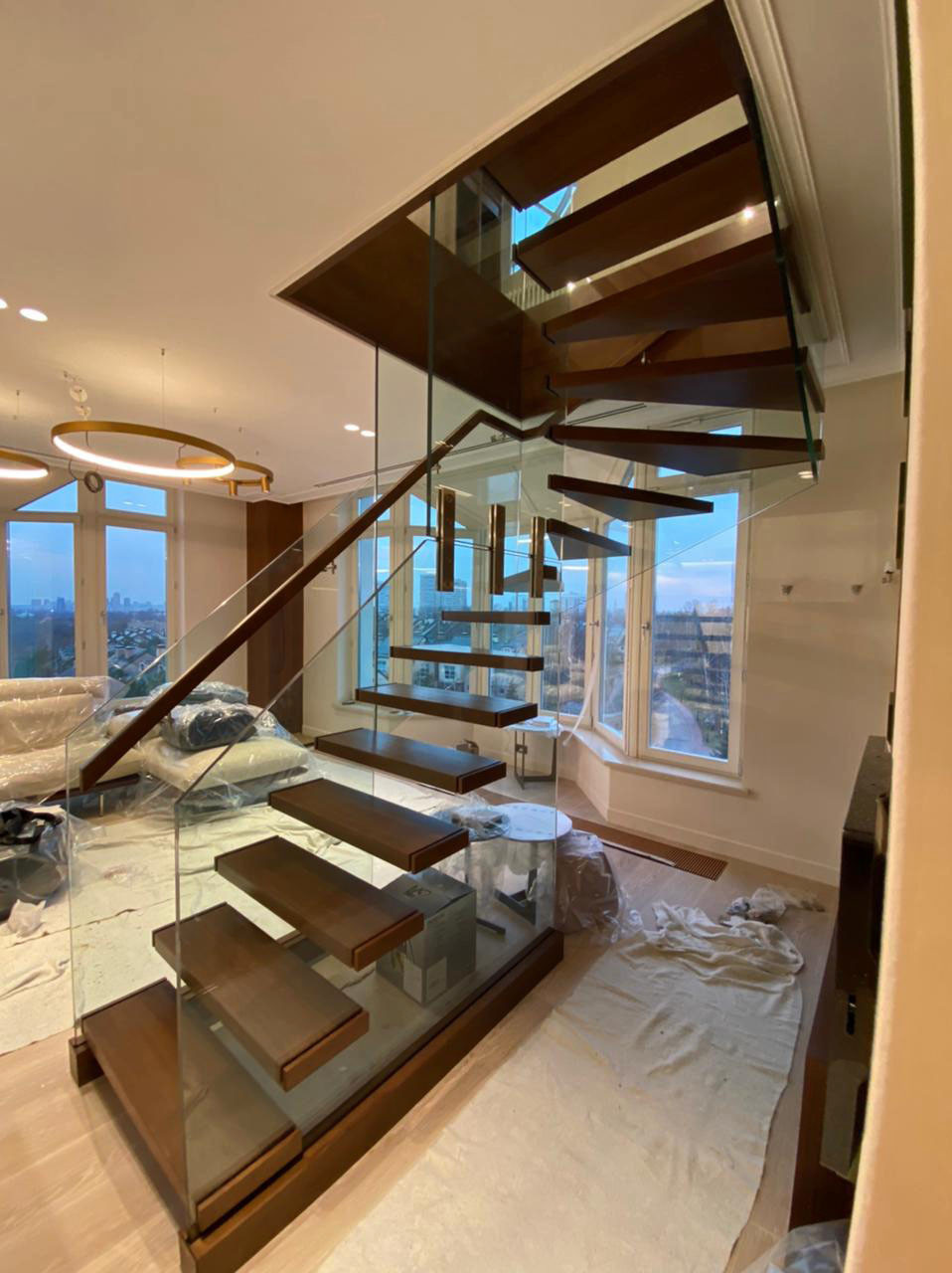 Лестница из стекла и дерева