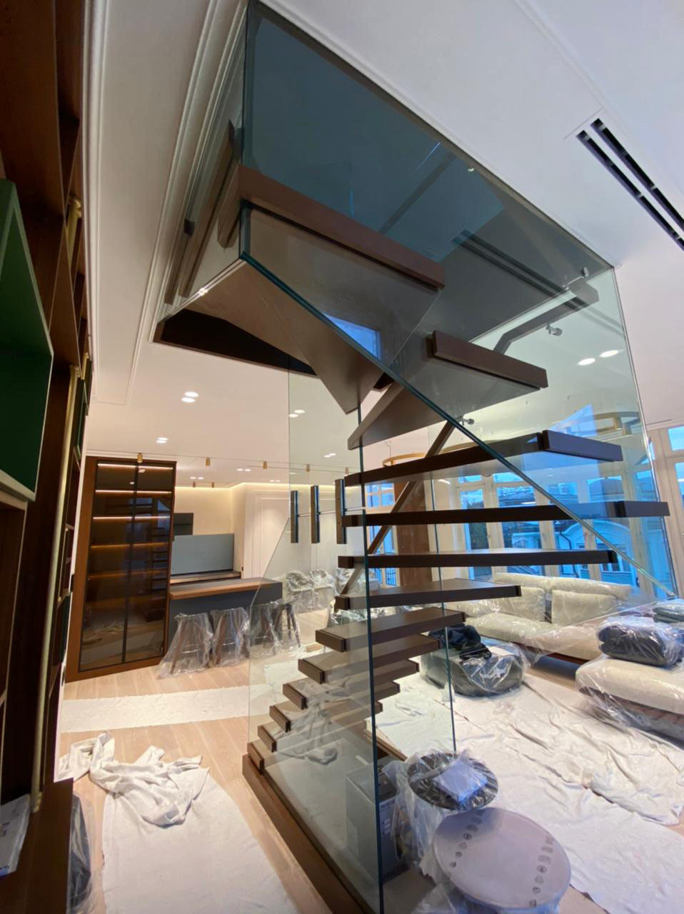 Лестница из стекла и дерева