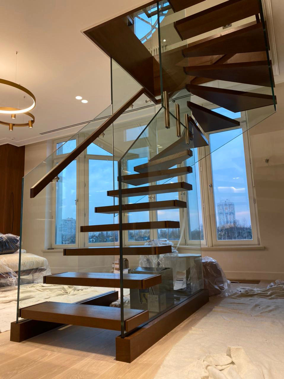 Лестница из стекла и дерева