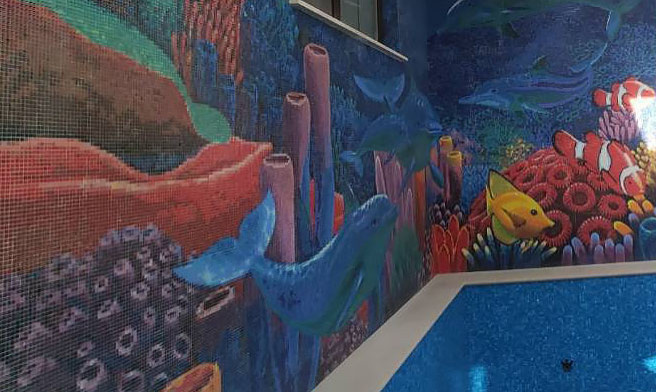 Стена у бассейна «Водный мир»