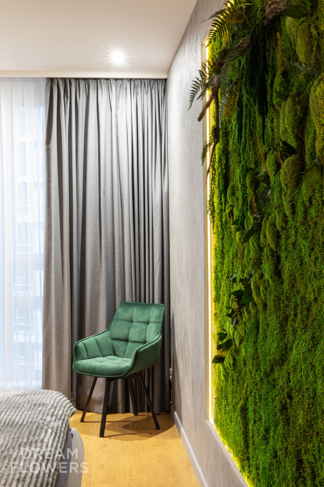 Панно из стабилизированного мха с подсветкой в спальне
