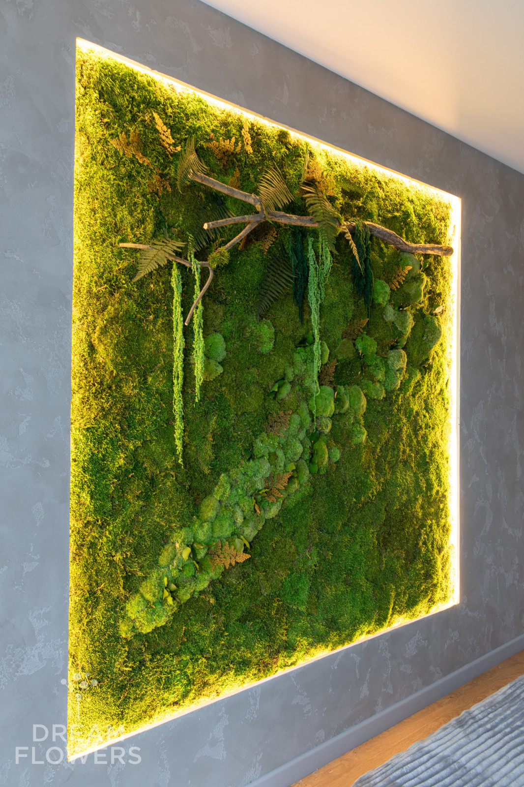 Панно из стабилизированного мха с подсветкой в спальне
