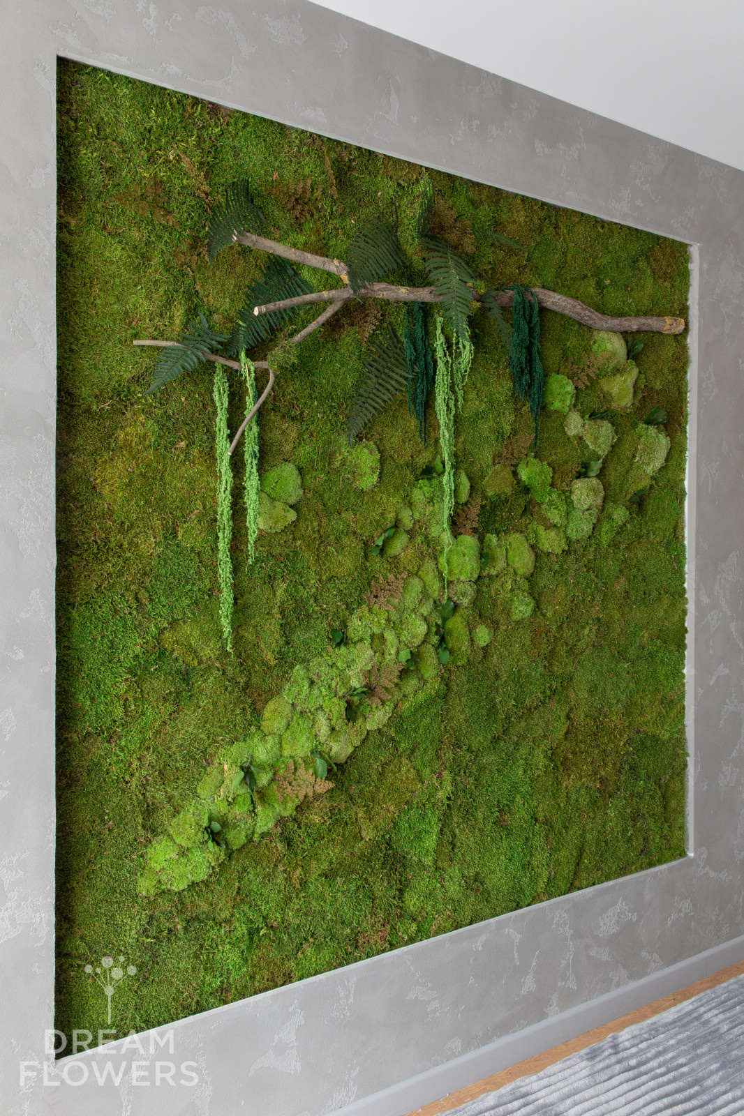 Панно из стабилизированного мха с подсветкой в спальне
