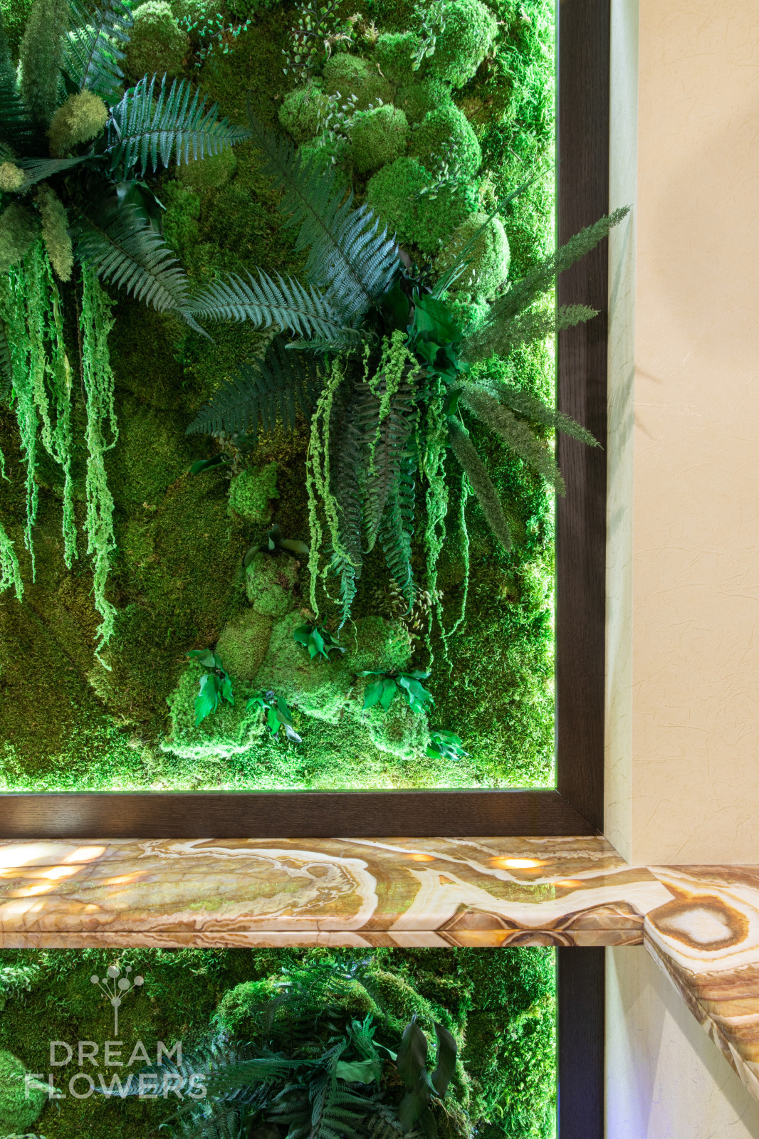 Авторское панно из стабилизированного мха на лоджии в квартире