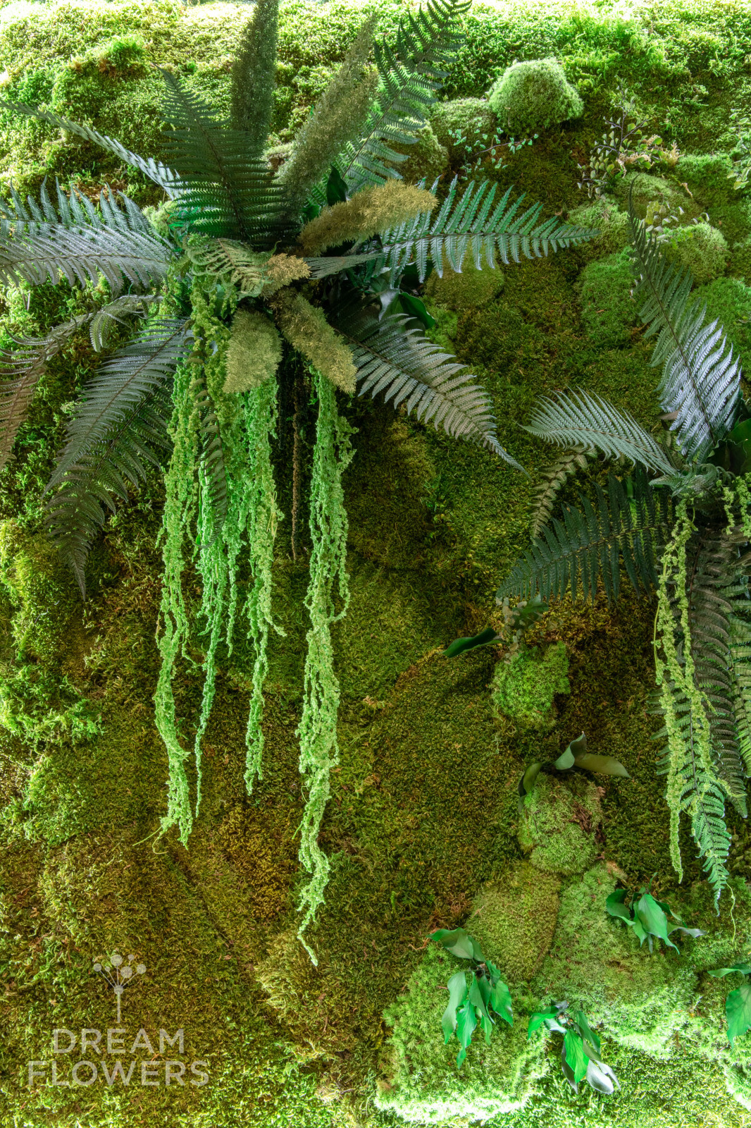 Авторское панно из стабилизированного мха на лоджии в квартире