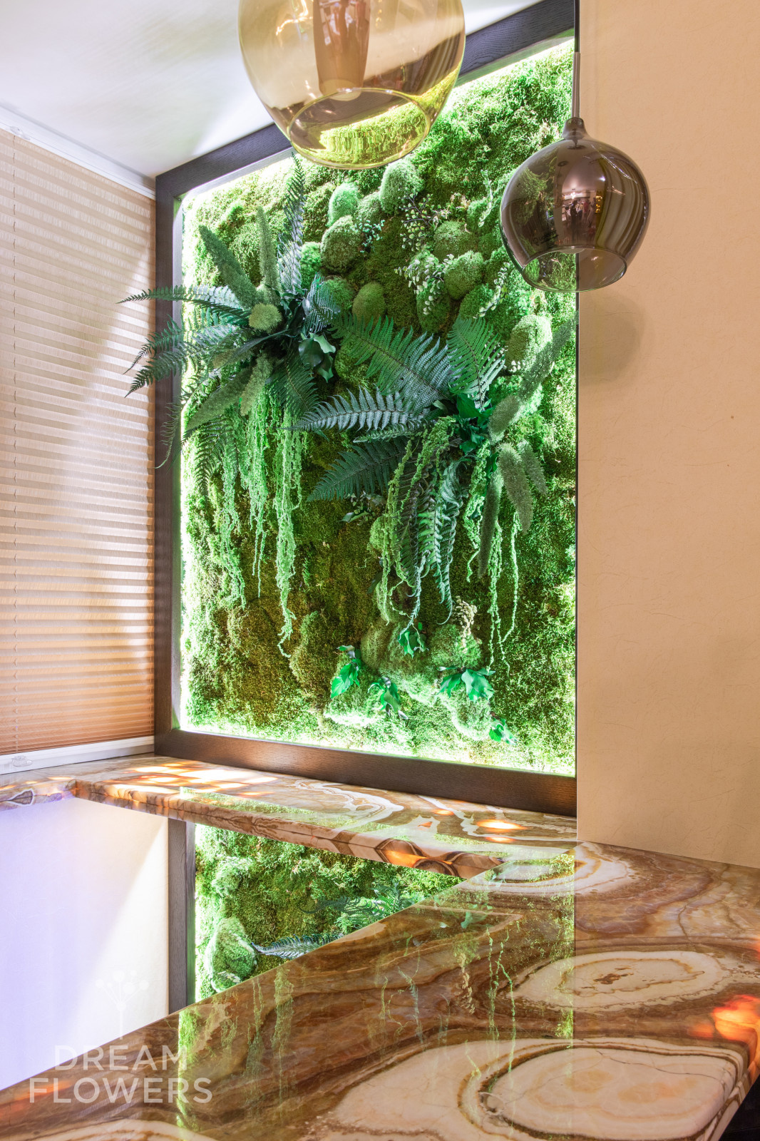 Авторское панно из стабилизированного мха на лоджии в квартире