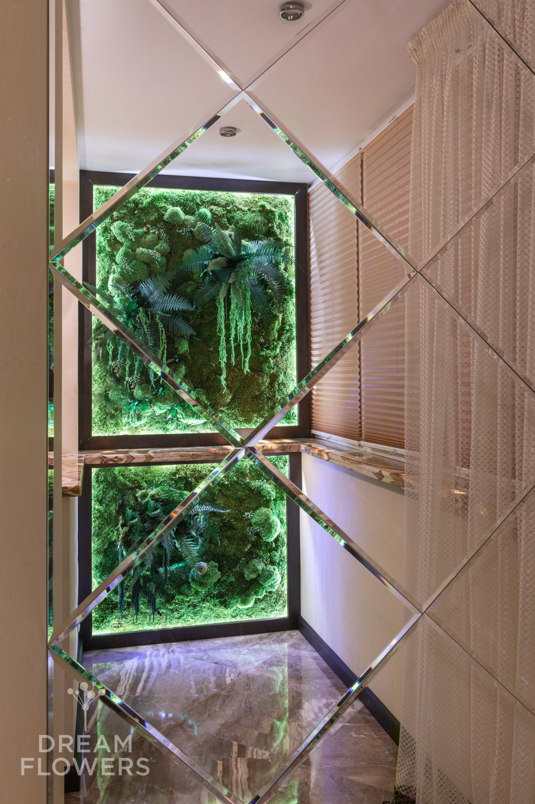 Авторское панно из стабилизированного мха на лоджии в квартире