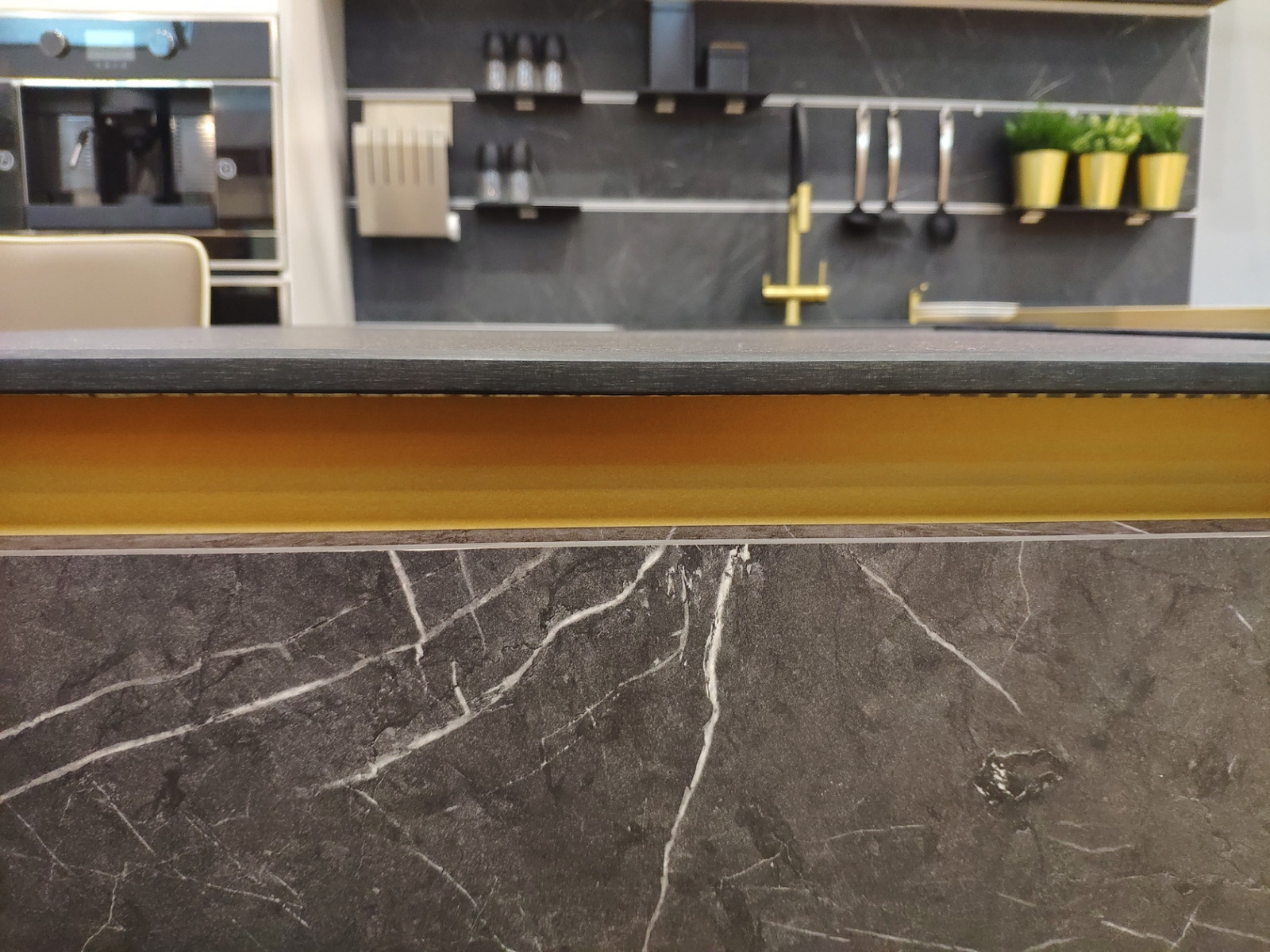 Кухня без ручек. Выставочный образец.