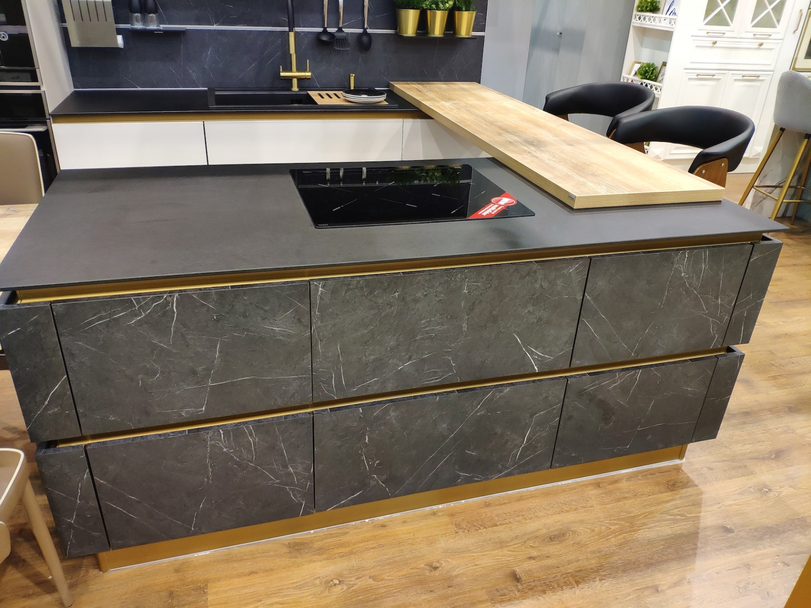 Кухня без ручек. Выставочный образец.